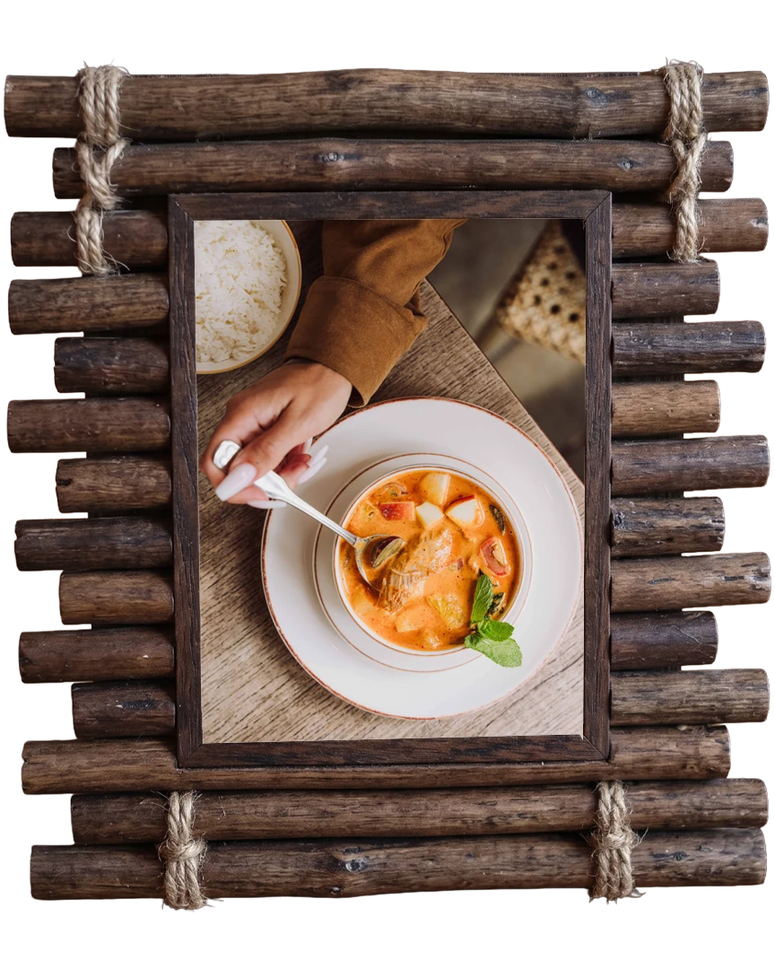 Rödcurry med ris serverad på Waan Thai
